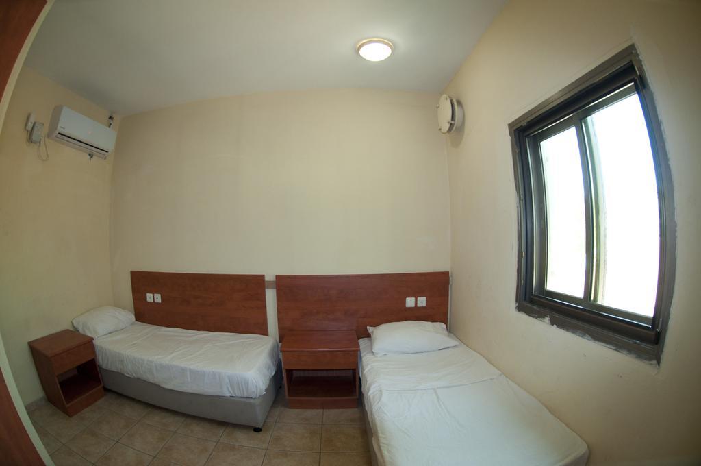 Faulty Towers Hotel Eilat Quarto foto