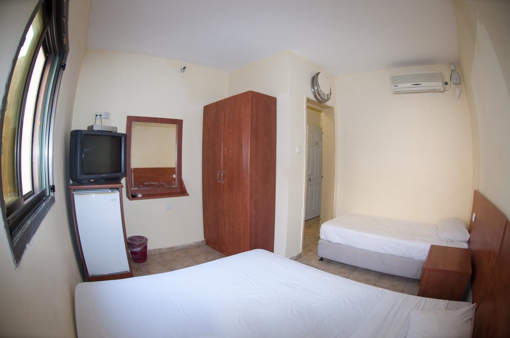 Faulty Towers Hotel Eilat Quarto foto