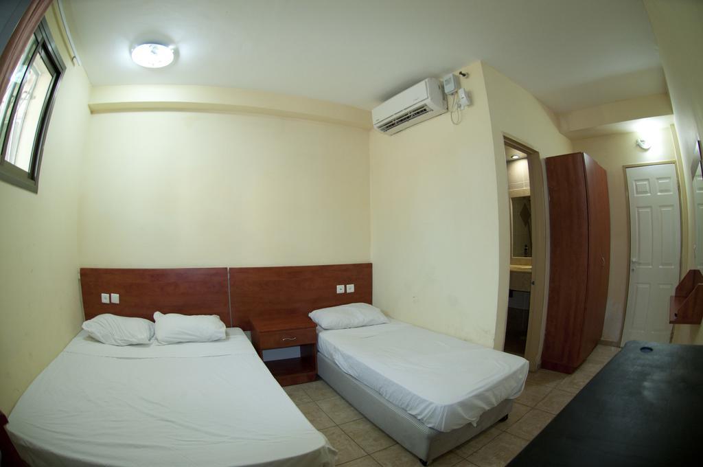 Faulty Towers Hotel Eilat Quarto foto