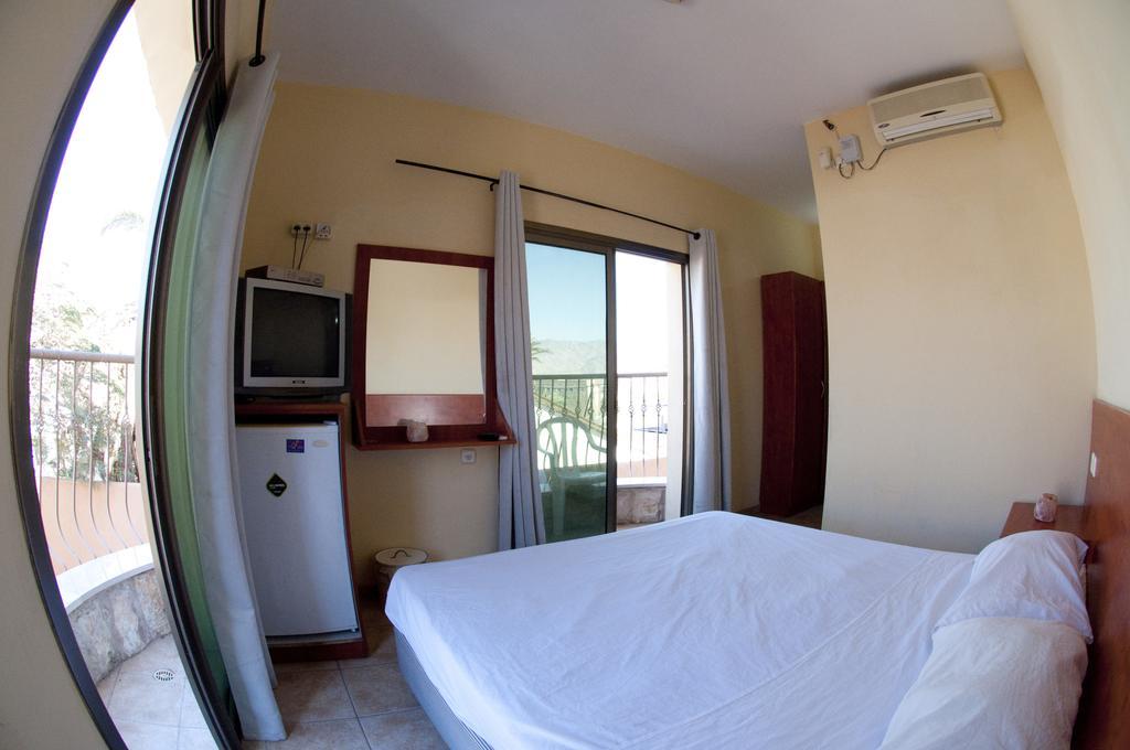 Faulty Towers Hotel Eilat Quarto foto