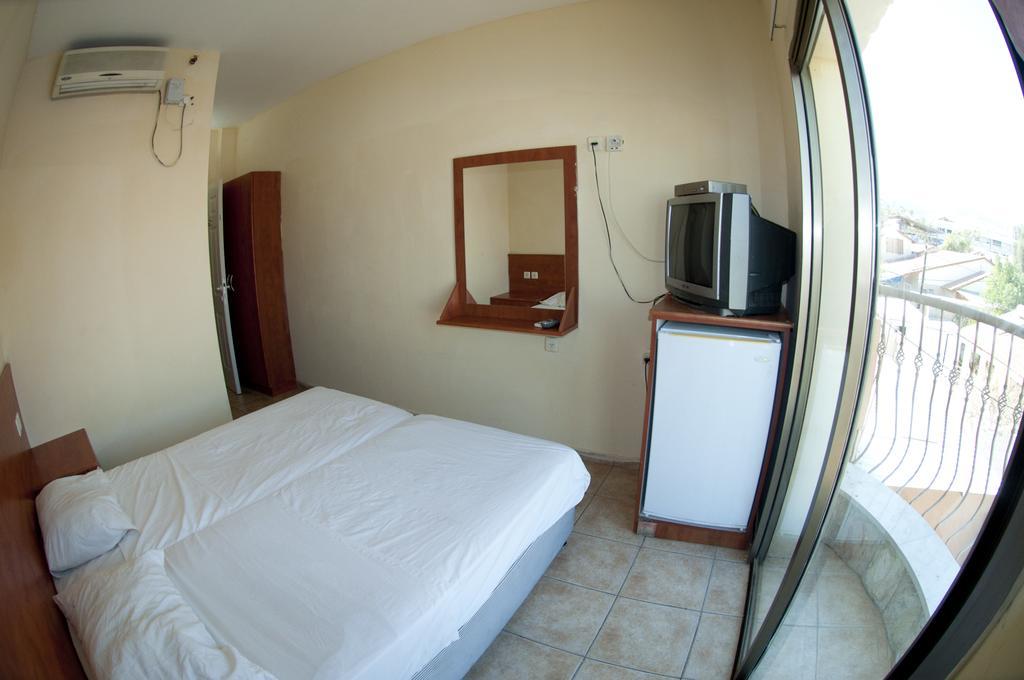 Faulty Towers Hotel Eilat Quarto foto