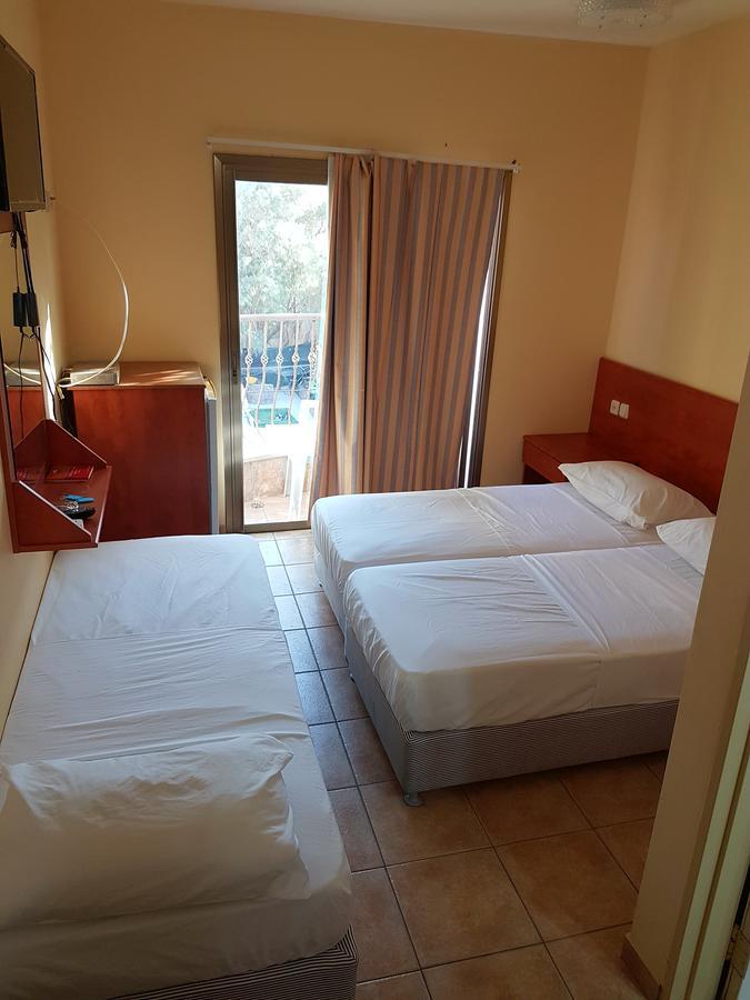 Faulty Towers Hotel Eilat Exterior foto